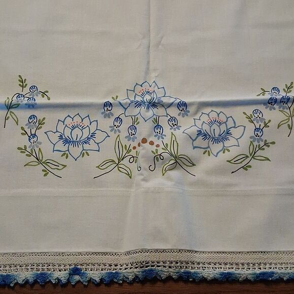 Pair of Beautiful Floral Pillowcases With Crocheted Trim. - Picture 3 of 5